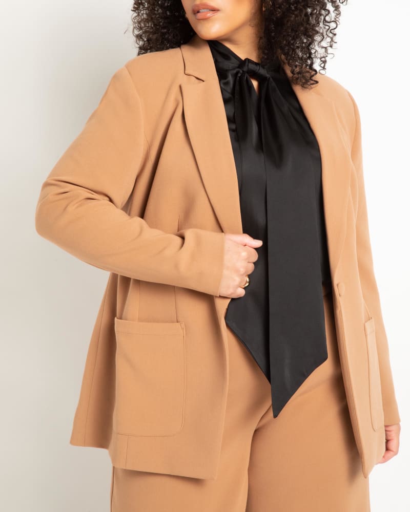 Side of a model wearing a size 24 The 365 Suit Patch Pocket Blazer in Biscuit by ELOQUII. | dia_product_style_image_id:273009